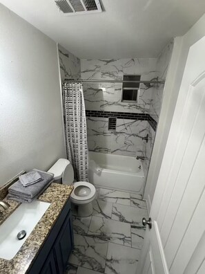 Een douche, een haardroger, handdoeken, zeep