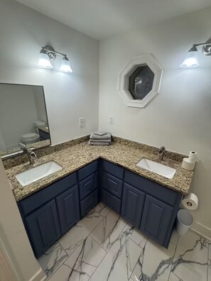 Dutxa, assecador de cabells, tovalloles i sabó