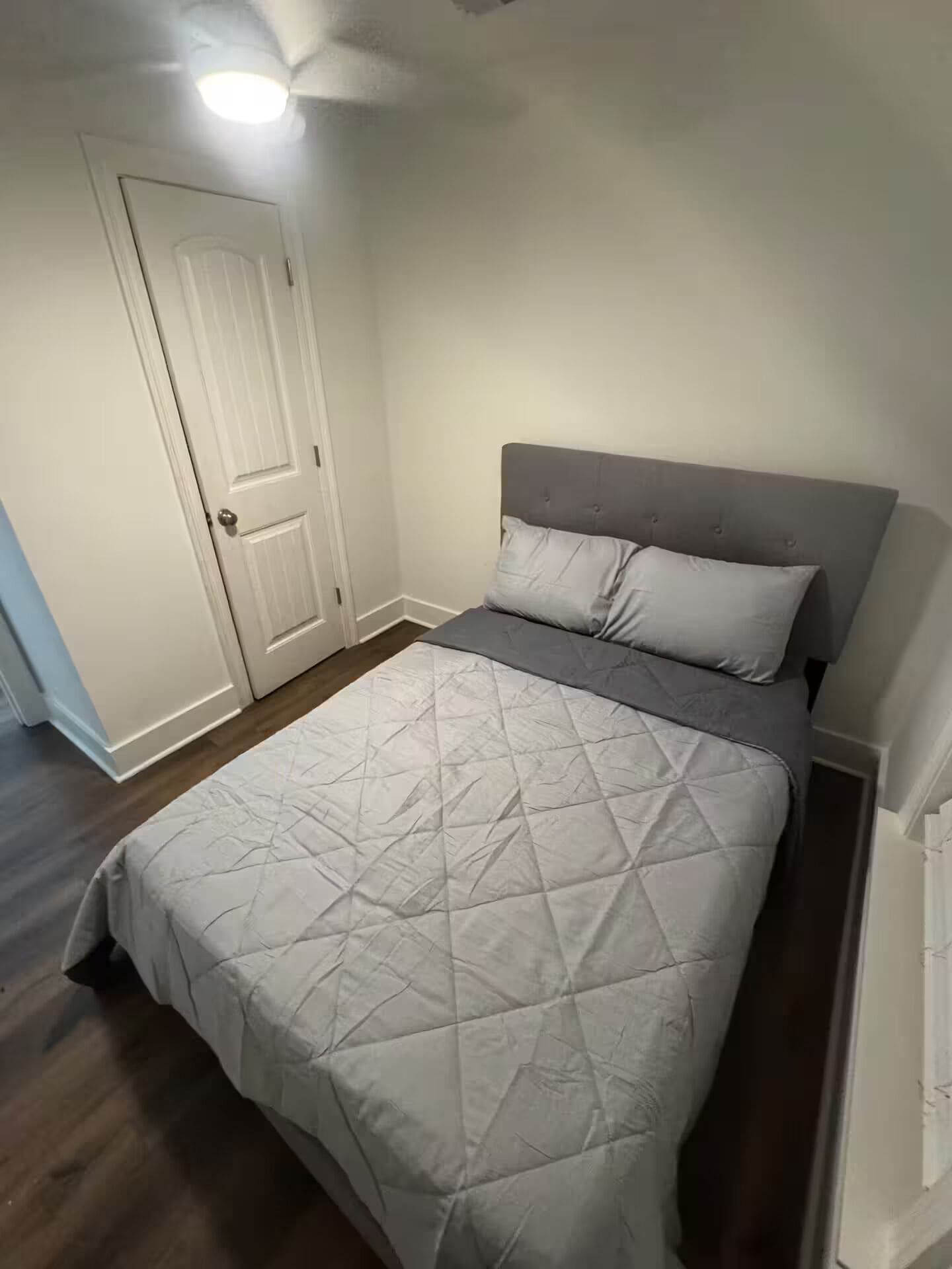 3 habitaciones, tabla de planchar con plancha, internet y ropa de cama 