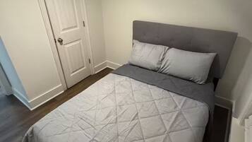 Een strijkplank/strijkijzer, internet, beddengoed