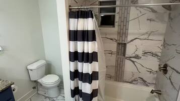 Douche, sĂšche-cheveux, serviettes fournies, savon