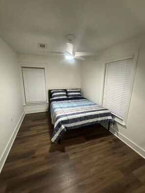 3 bedrooms, iron/ironing board, internet, bed sheets - Franchise paradise (Baker)