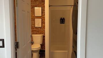 Haartrockner, Handtücher, Seife, Toilettenpapier