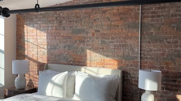 Een strijkplank/strijkijzer, wifi, beddengoed