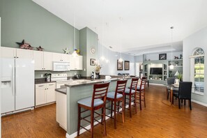 Fridge, microwave, oven, stovetop - Villa Pearl: 4-bedroom Rental Close To Ocala (Inverness)