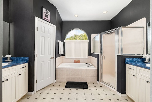 Hair dryer, towels - Villa Pearl: 4-bedroom Rental Close To Ocala (Inverness)