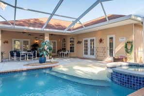 A pool area with a hot tub, outdoor seating, and a covered patio. - Villa Pearl: 4-bedroom Rental Close To Ocala (Inverness)