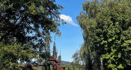 5 minutes from the ski slopes! Shuttle included. Town house, close to everything.