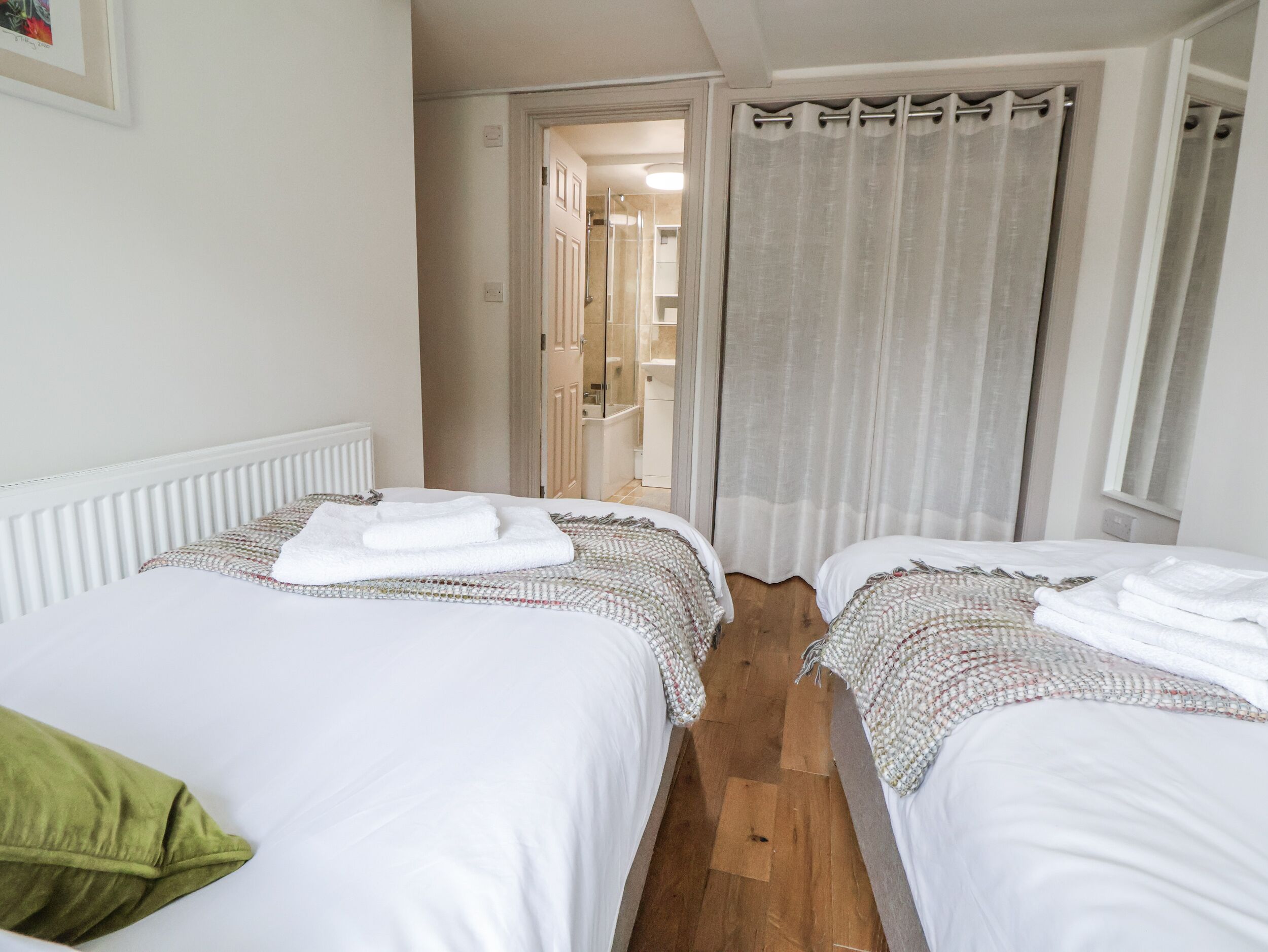 2 phòng ngủ, trang trí khác biệt 