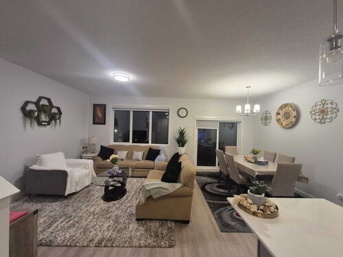 Welcome to Sunny’s Homes! This spacious upper-level unit in West Edmonton.
