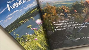 Zwei Reisebroschüren für Haut-Lignon und Carnet de Voyages.