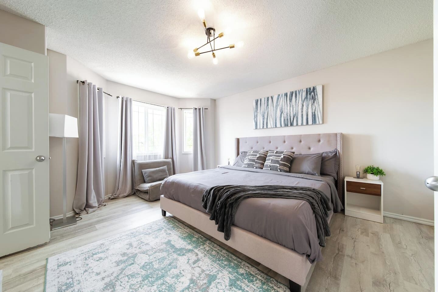 5 bedrooms, desk, iron/ironing board, travel crib