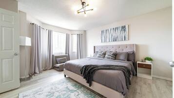 5 habitaciones, escritorio y tabla de planchar con plancha