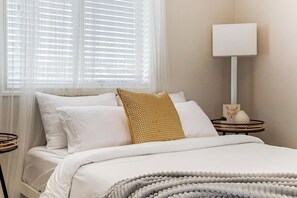5 bedrooms, desk, iron/ironing board, travel cot - Spacious Lux Escape | Arcade | AC | 5BR | Sleep 10 (Edmonton)
