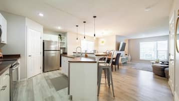 雪櫃、微波爐、焗爐、爐具