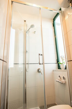 Dusche, Haartrockner, Bidet, Handtücher