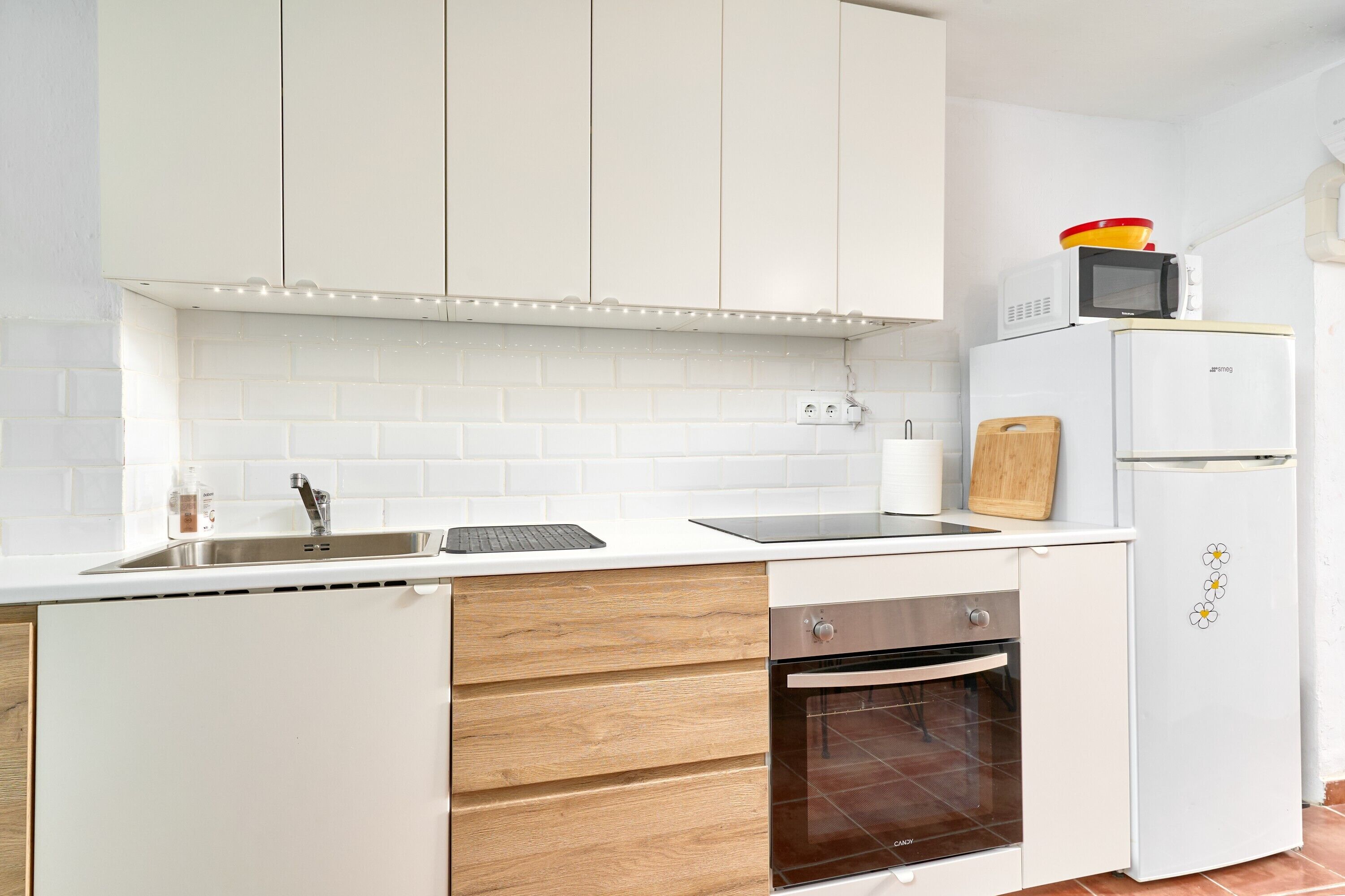 Refrigerador, microondas, horno y parrilla de estufa 