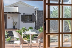 Outdoor dining - Vacation Home 'Alessia, Playa Blanca' with Sea View, Private Pool and Wi-Fi (Playa Blanca)