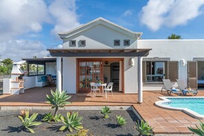 Pool - Vacation Home 'Alessia, Playa Blanca' with Sea View, Private Pool and Wi-Fi (Playa Blanca)