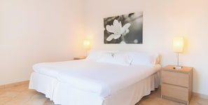 4 bedrooms, iron/ironing board, WiFi, bed sheets