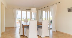 Dining - Sa Figuera – Extraordinary Villa with Mountain Views, Wi-Fi, and Air Conditioning (Illes Balears)