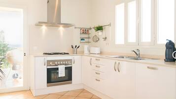 Een koelkast, een microgolfoven, een oven, een kookplaat