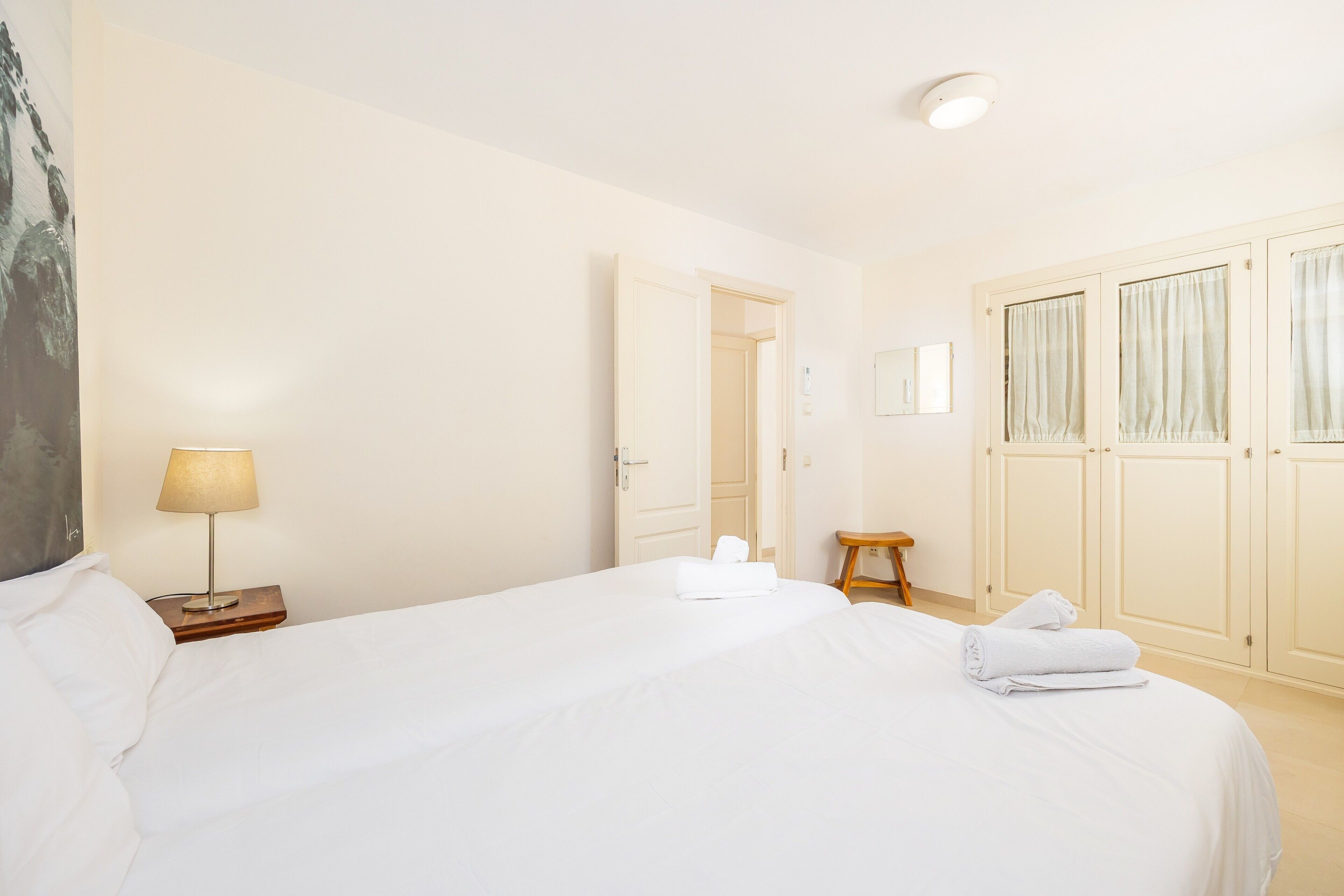 6 habitaciones, tabla de planchar con plancha, wifi y ropa de cama 