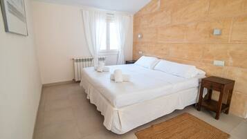 Een strijkplank/strijkijzer, wifi, beddengoed