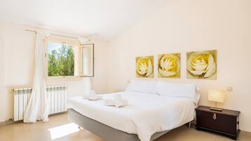 6 bedrooms, iron/ironing board, WiFi, bed sheets