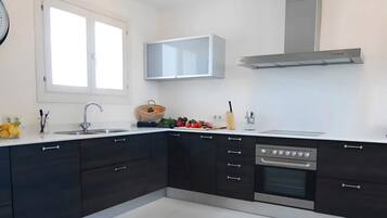 Een koelkast, een microgolfoven, een oven, een kookplaat