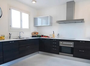 Køleskab, mikrobølgeovn, ovn, kogeplade