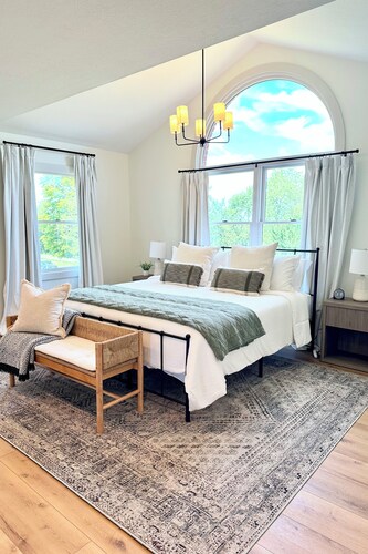 Spacious 5-Bedroom House with Pool and Hot Tub for Families & Groups