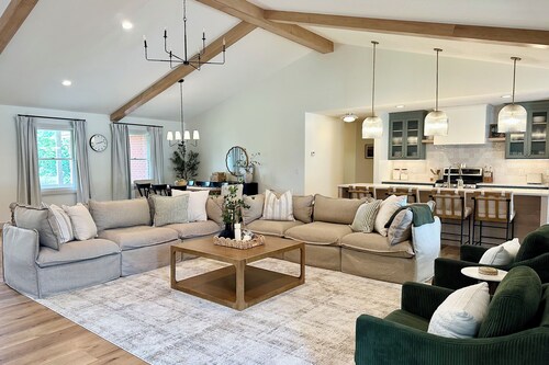 Spacious 5-Bedroom House with Pool and Hot Tub for Families & Groups