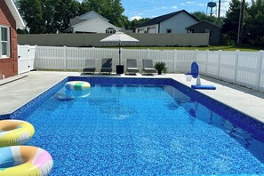Outdoor pool, a heated pool - Spacious 5-Bedroom House with Pool and Hot Tub for Families & Groups (Dundee)