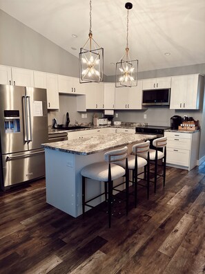 Micro-ondes, four, plaque de cuisson, lave-vaisselle