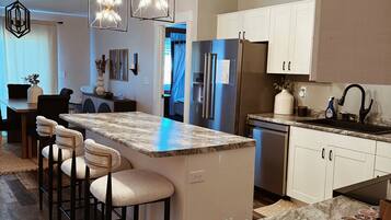 Micro-ondes, four, plaque de cuisson, lave-vaisselle