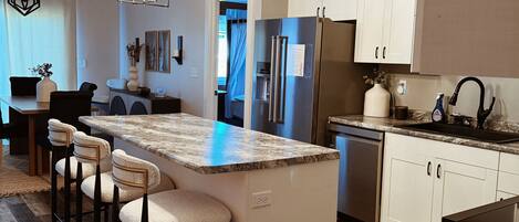 Mikrobølgeovn, ovn, kokeplater og oppvaskmaskin