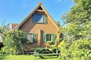 Exterior - Summer house made of wooden beams (Kal)