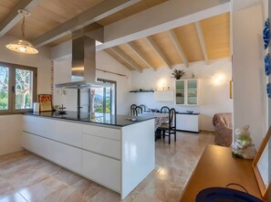 Fridge, microwave, oven, stovetop - Holiday Home 'S'altra Casa' with Private Pool, Wi-Fi & Air Conditioning (Illes Balears)