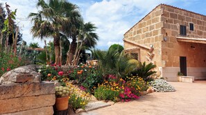 Property grounds - Holiday Home 'S'altra Casa' with Private Pool, Wi-Fi & Air Conditioning (Illes Balears)