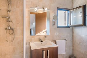 Shower, hair dryer, towels - Holiday Home 'S'altra Casa' with Private Pool, Wi-Fi & Air Conditioning (Illes Balears)