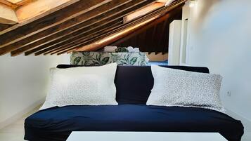 1 slaapkamer, een strijkplank/strijkijzer, wifi