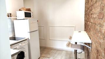 Een microgolfoven, een koffiezetapparaat/waterkoker, een broodrooster