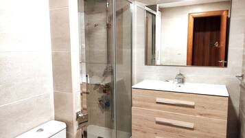 Dusche, Haartrockner, HandtĂŒcher