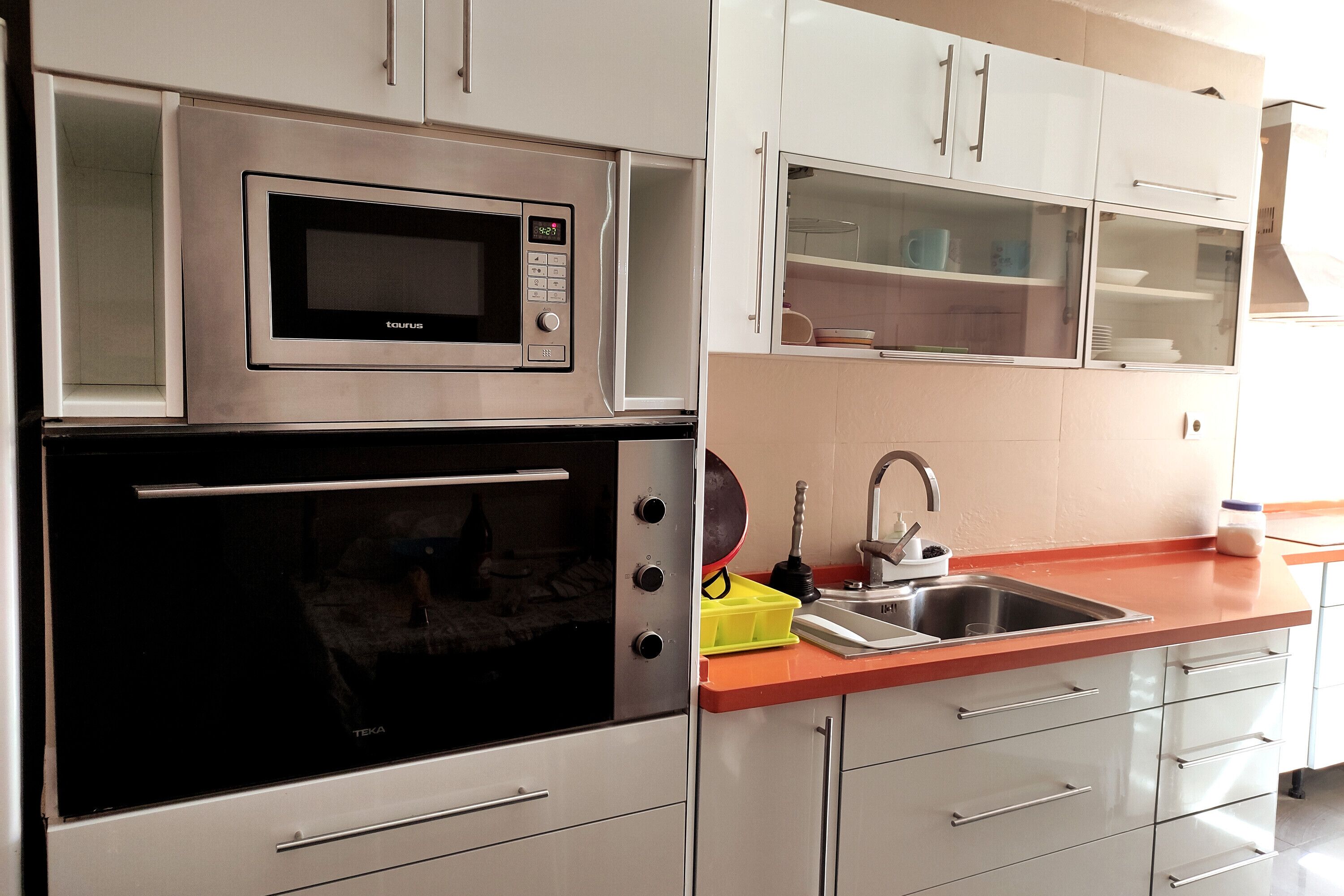 Mikrowelle, Ofen, Wasserkocher mit Kaffee-/Teezubehör, Toaster