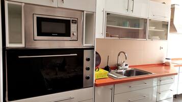 Mikrowelle, Ofen, Wasserkocher mit Kaffee-/Teezubehör, Toaster