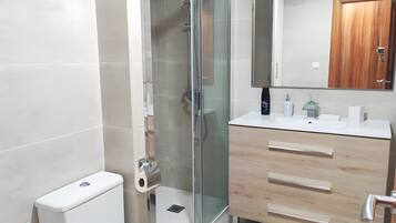 Een douche, een haardroger, handdoeken