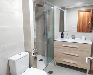Een douche, een haardroger, handdoeken