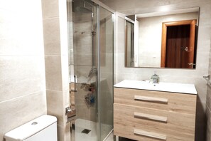 Shower, hair dryer, towels - Apartment 'Comfortable  in The Center' with Balcony, Wi-Fi and Air Conditioning (Málaga)