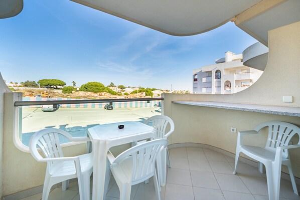 Outdoor dining - One-Bedroom Apartment with Shared Pool, Wi-Fi and Air Conditioning (Armação de Pêra)